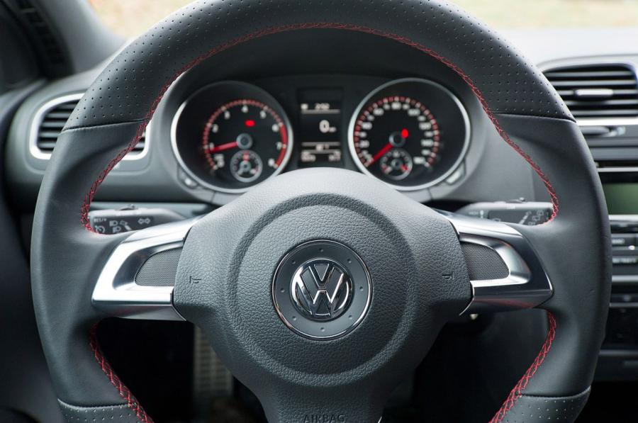  Volkswagen Golf GTi 2012 года  (фото 13 из 48)